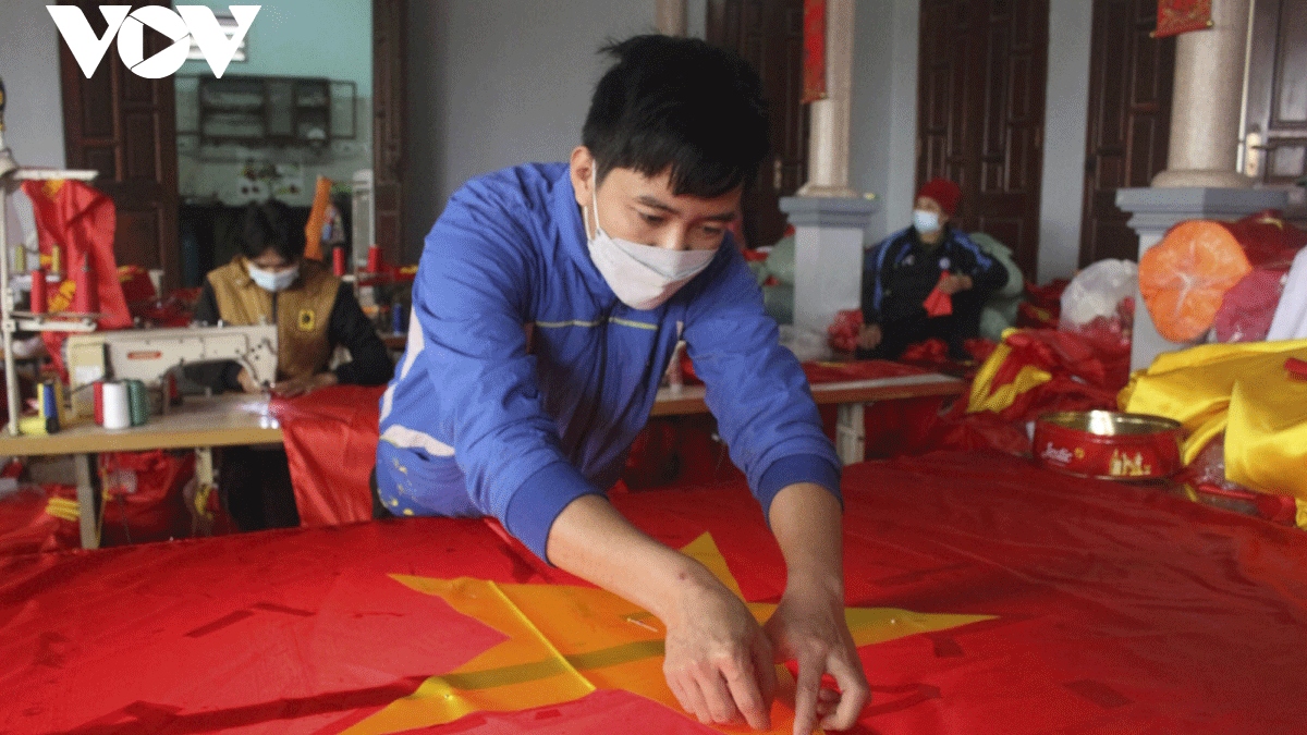 National flag making village in Hanoi busy ahead of Tet