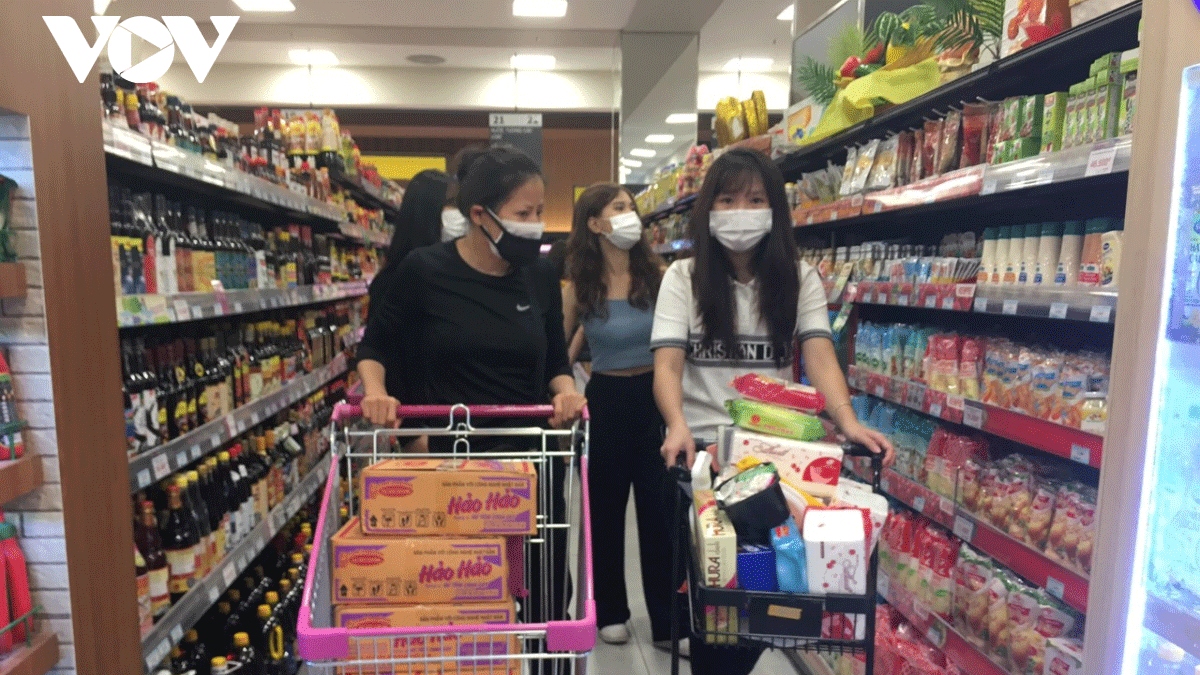 Supermarkets increase opening time in buildup to Tet holiday