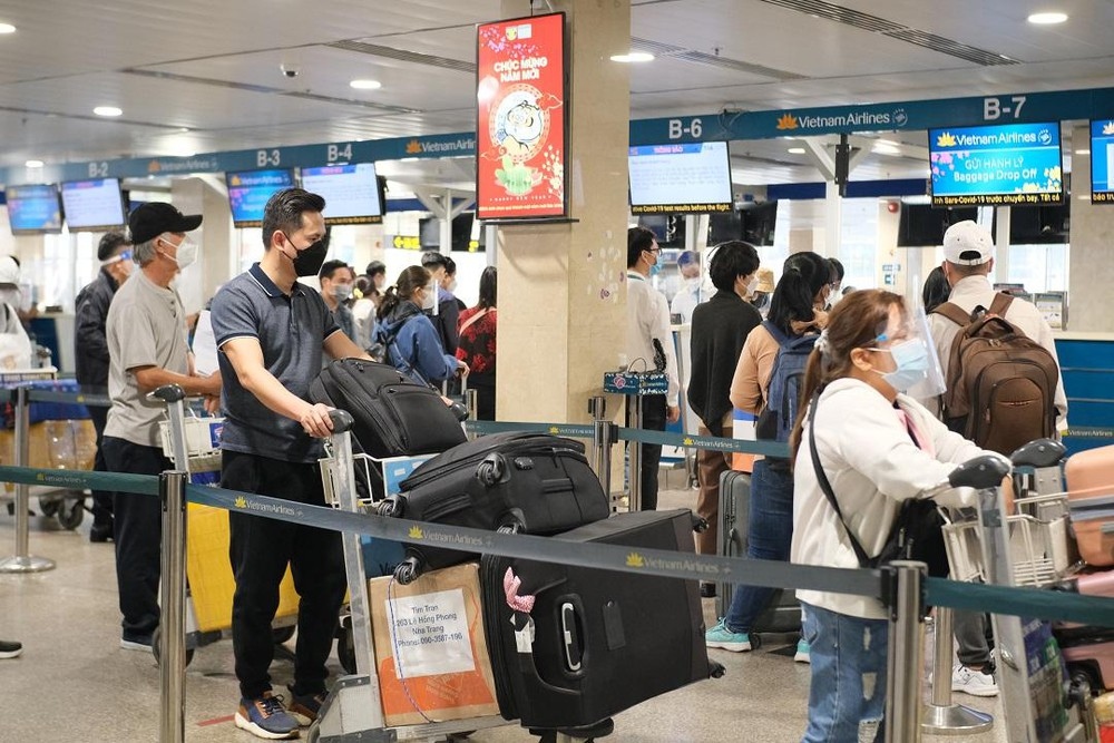 Tan Son Nhat airport crowded with returnees for Tet holiday