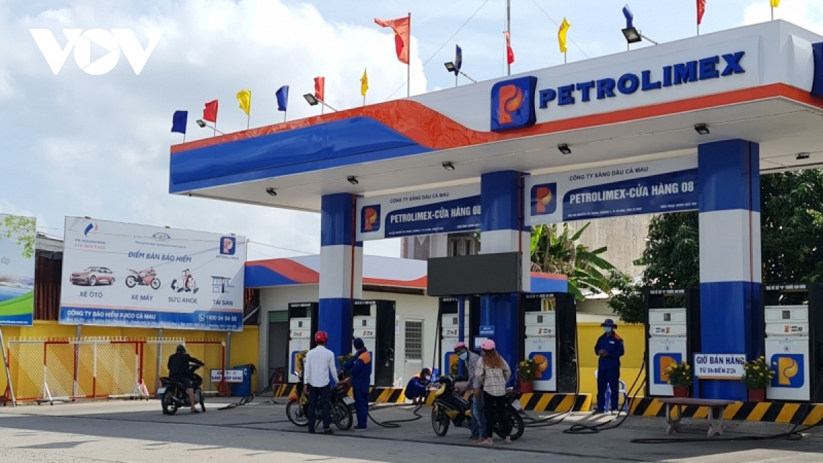 Petrol prices soar by nearly VND1,000 per litre