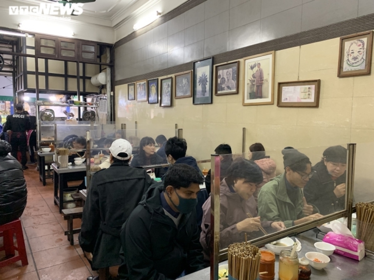 Huge crowds emerge as Hanoi sees eateries reopen following Tet
