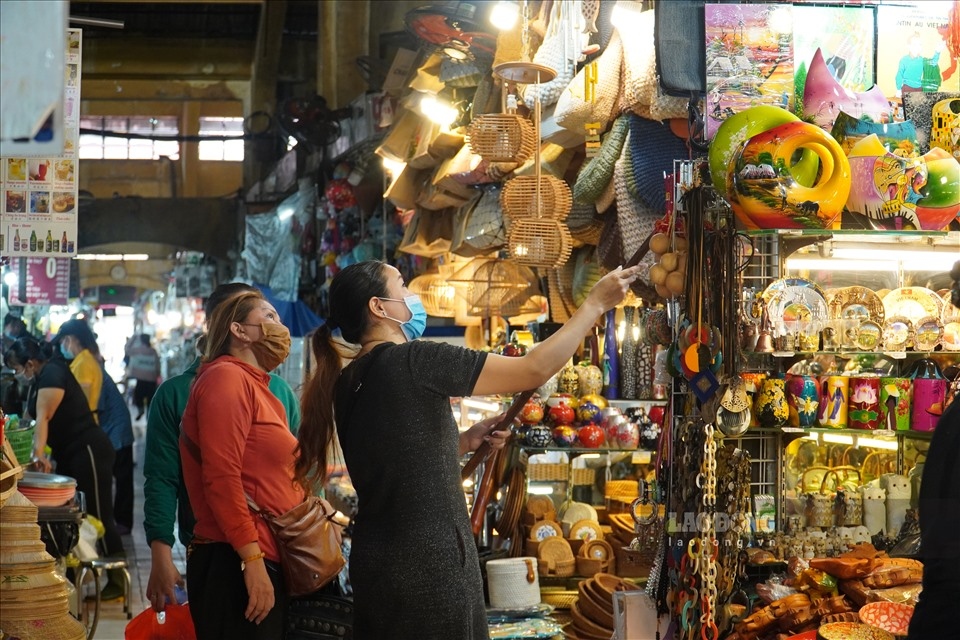 Largest traditional market in HCM City bustling again after Tet