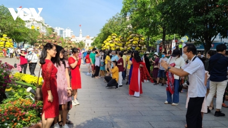 HCM City residents jubilantly celebrate Tet holiday on largest flower street