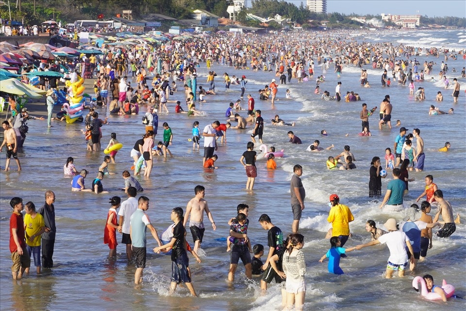 Vung Tau beach packed with locals and tourists over Tet holiday