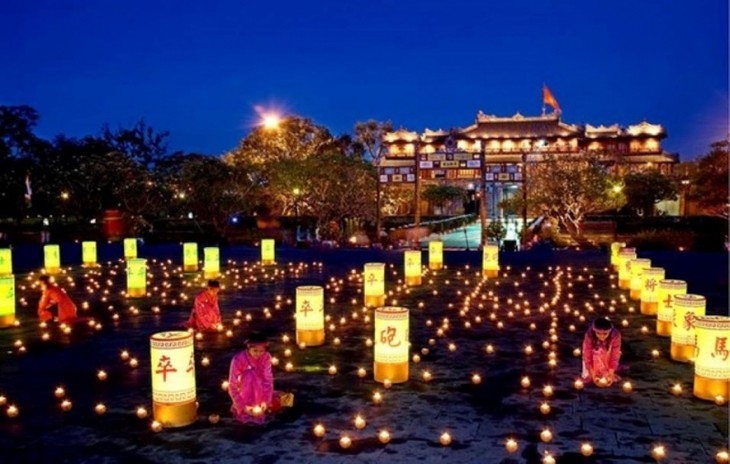 Night street illuminates Hue’s royal citadel