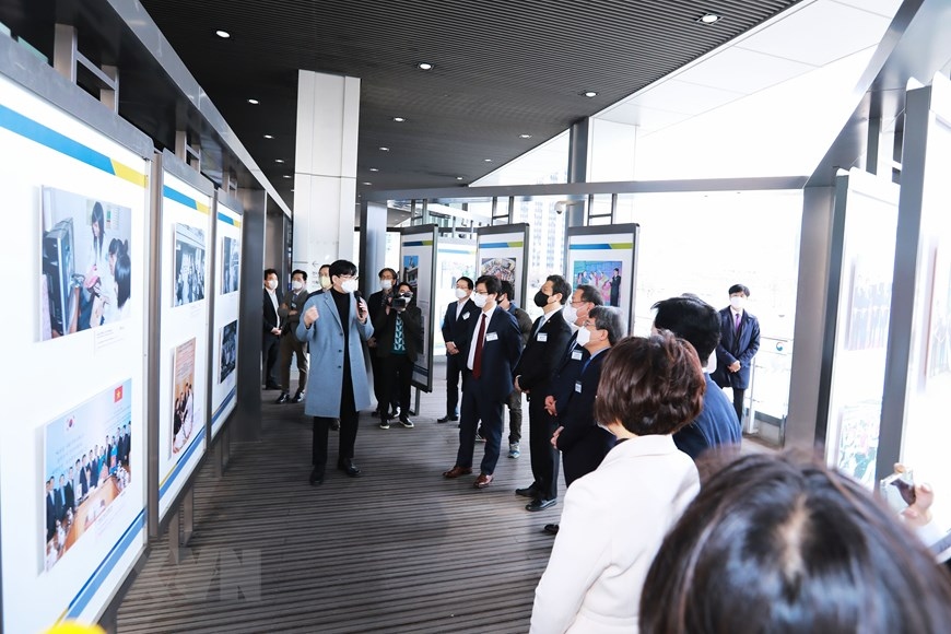 Photo exhibition marks 30th anniversary of diplomatic ties with RoK