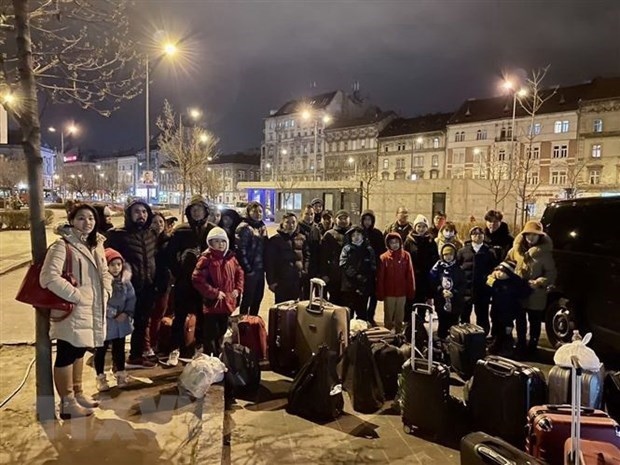 Embassy in Hungary strives to assist Vietnamese evacuated from Ukraine