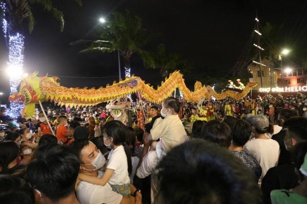 Post-pandemic night market reopens in Da Nang, attracts visitors