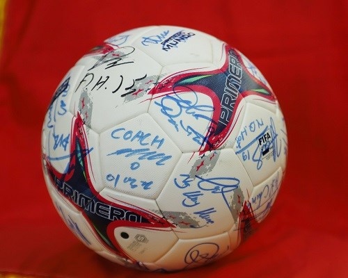 Ball with signatures of Vietnamese male players presented to Japanese PM