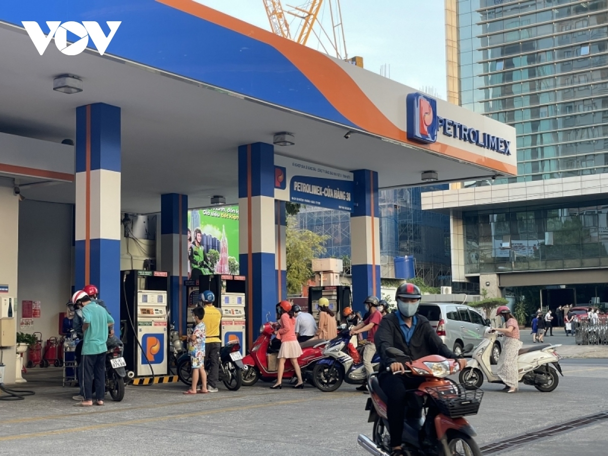 Petrol prices surge again to reach nearly VND28,000 per litre