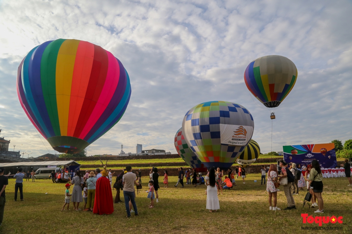 Hot air balloon festival greets tourists to Hue