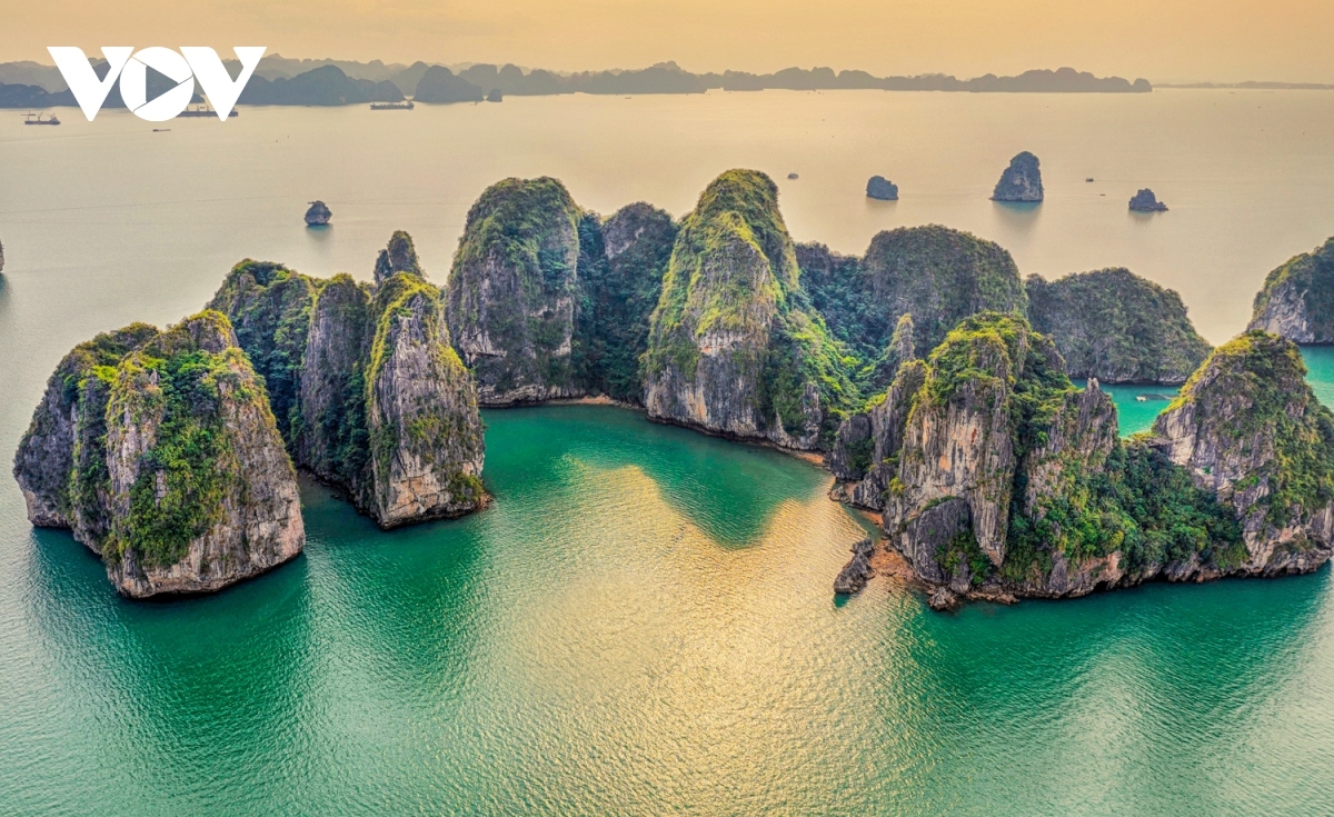 What makes Ha Long Bay such a famous tourist attraction?