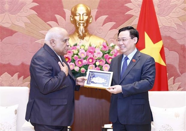 Top Vietnamese legislator welcomes Ambassadors of Cuba, Russia