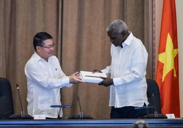 Vietnamese legislature presents gifts to Cuban counterpart