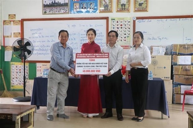 Gifts presented to students of Khmer-Vietnam friendship primary school