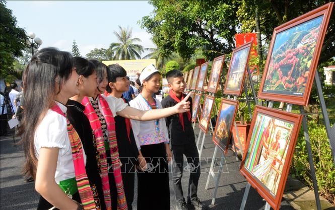 Photo exhibition on UNESCO-recognised Xoe Thai dance opens in Yen Bai