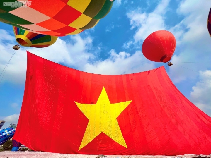 Hot air balloons carry giant national flag into sky on National Day