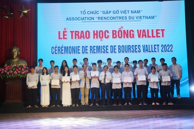 Vallet scholarships granted to more than 120 students in Nghe An