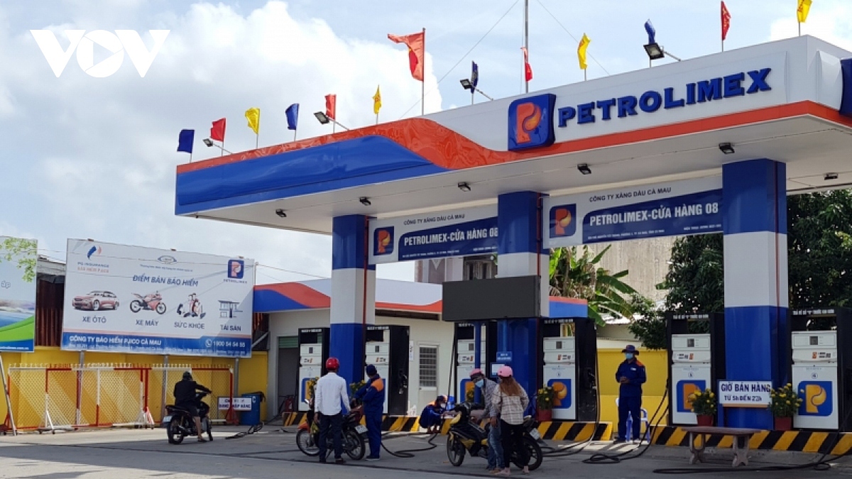 Petrol prices fall to over a year record low of VND21,000/litre