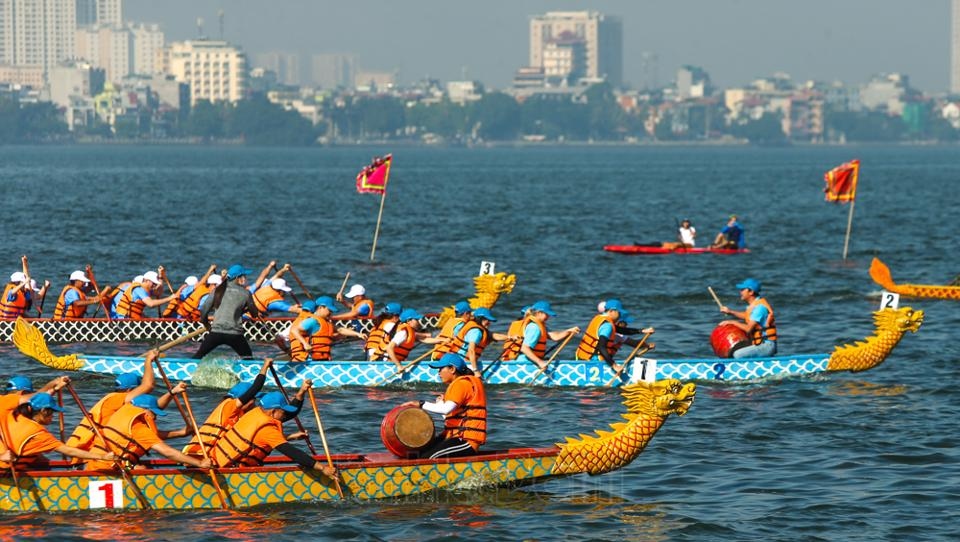 Hanoi Open Dragon Boat Race attracts 500 local and foreign rowers