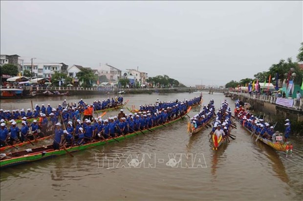 Boat race within Ok Om Bok Festival opens in Tra Vinh province