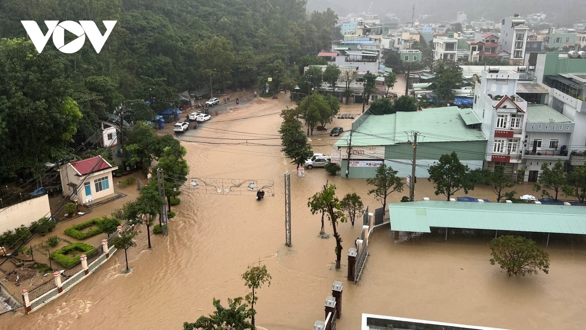 Heavy rains inundate thousands of houses throughout Quy Nhon city