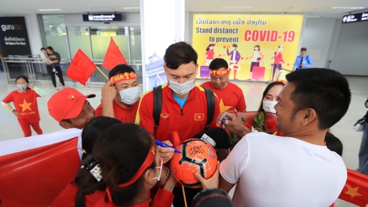Vietnamese players fly to Vientiane for AFF Cup clash with Lao opponents
