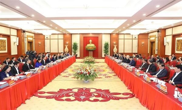Politburo members discuss review of resolution on HCM City development