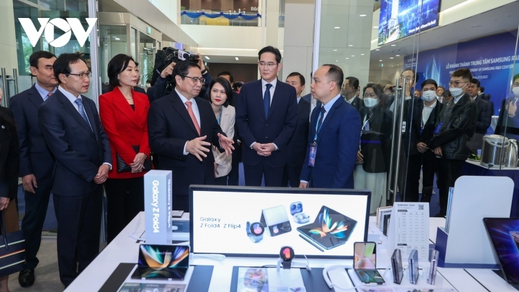 Samsung needs to regard Vietnam as an important base: PM Chinh