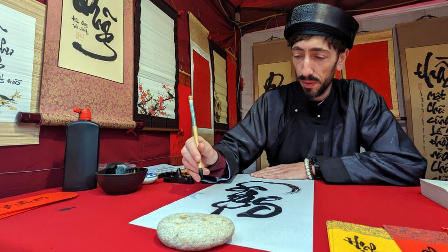First foreign calligrapher joins Vietnamese Spring Calligraphy Festival