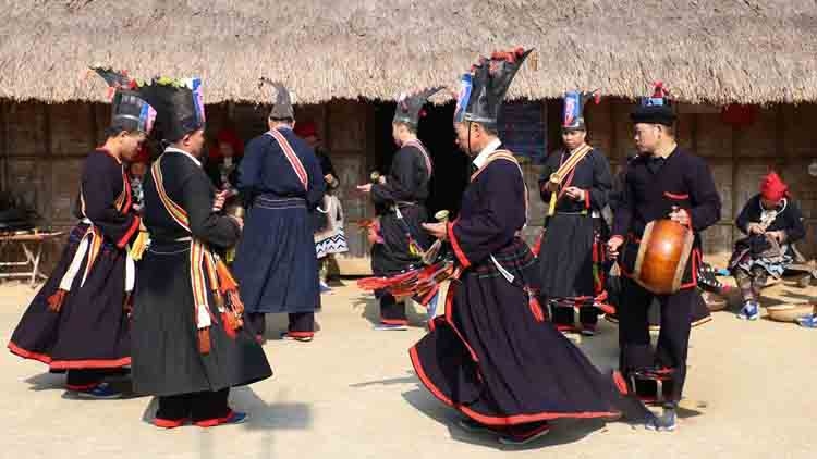 Crop praying ritual in New Year of Dao Tien ethnic people