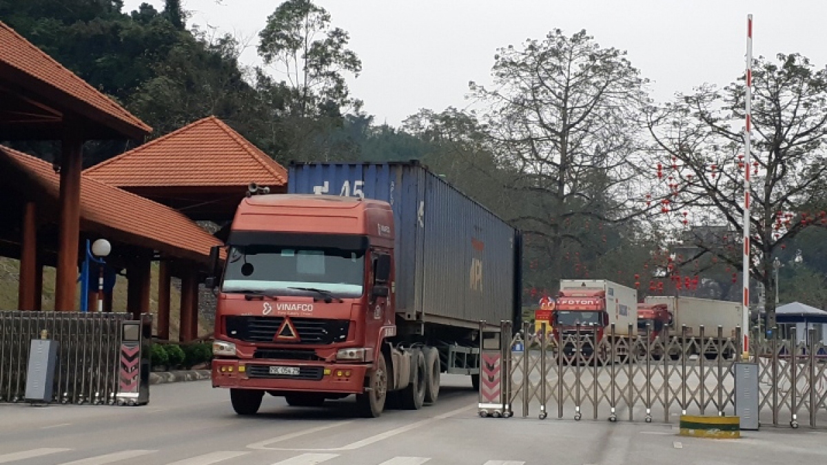 Over 1,600 vehicles of goods cleared via Lang Son border gate