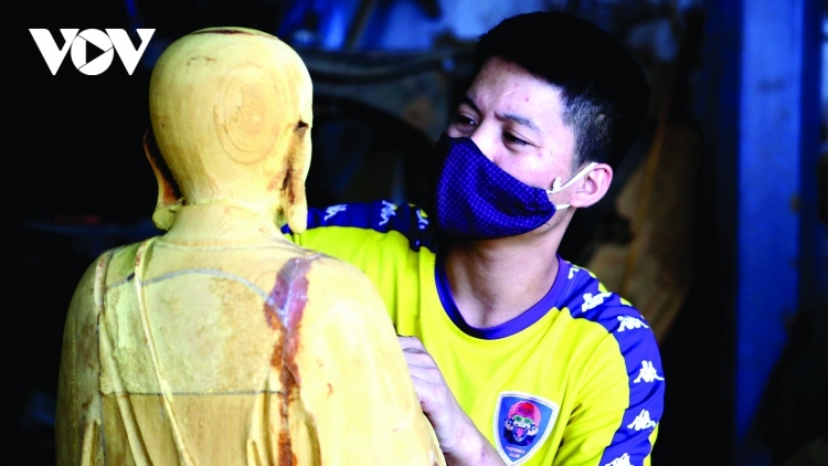 Craftsmen preserve age-old wood carving in Hanoi capital