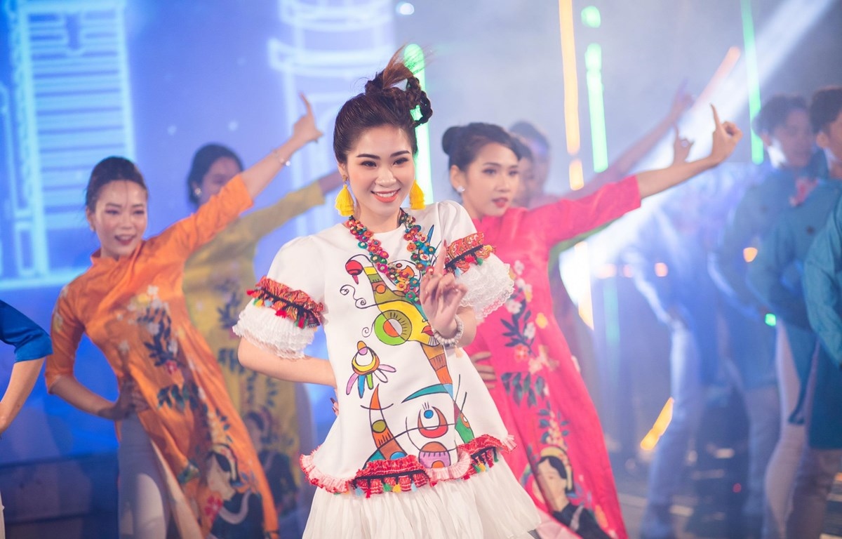 Muong ethnic girl keen to introduce int'l audience to Xam folk singing