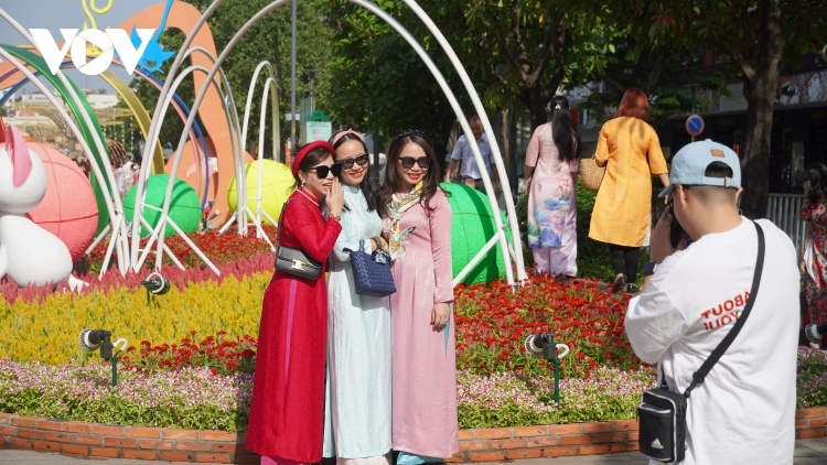 Nguyen Hue Flower Street packed with visitors ahead of Tet