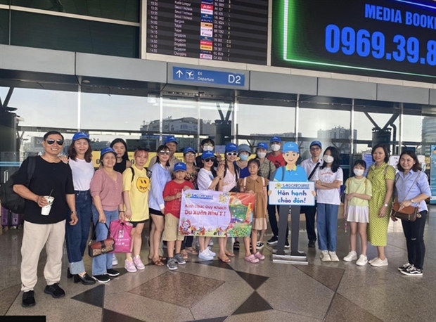 18,000 tourists spend US$18.3 mln on outbound tours during Tet