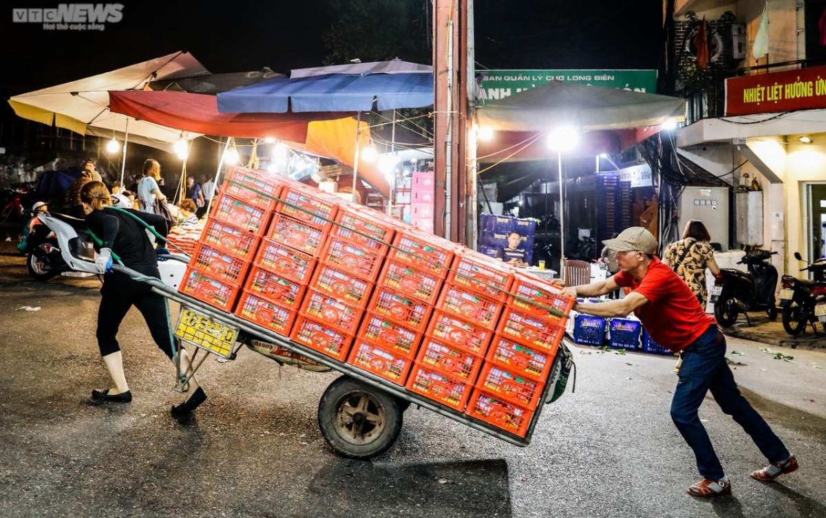 Porters in Hanoi wholesale market work up a sweat ahead of Tet