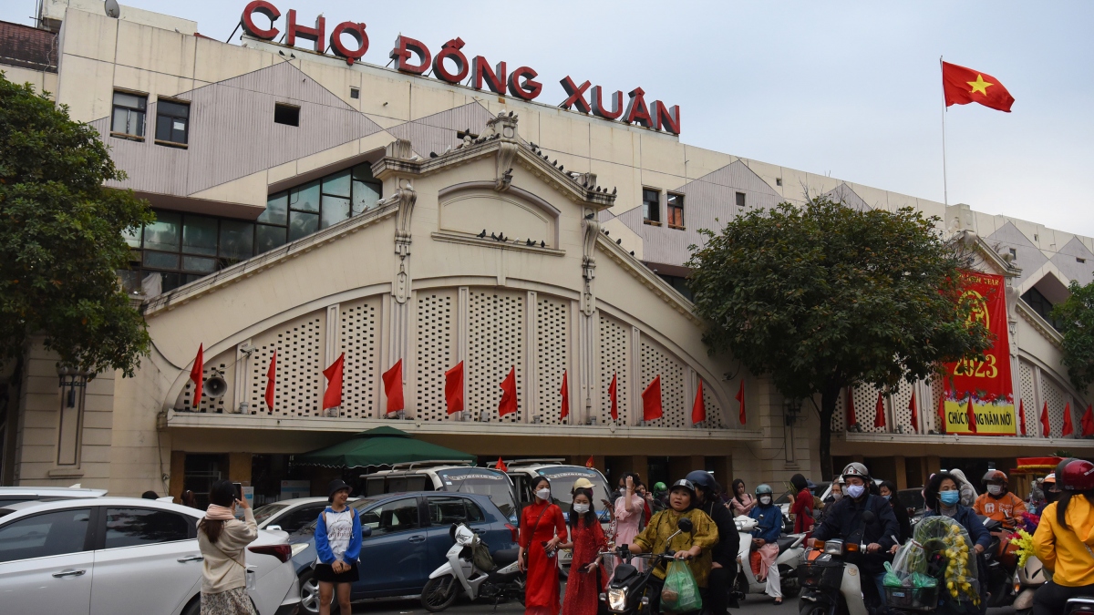 Bustling Hanoi streets gear up for upcoming Tet holiday