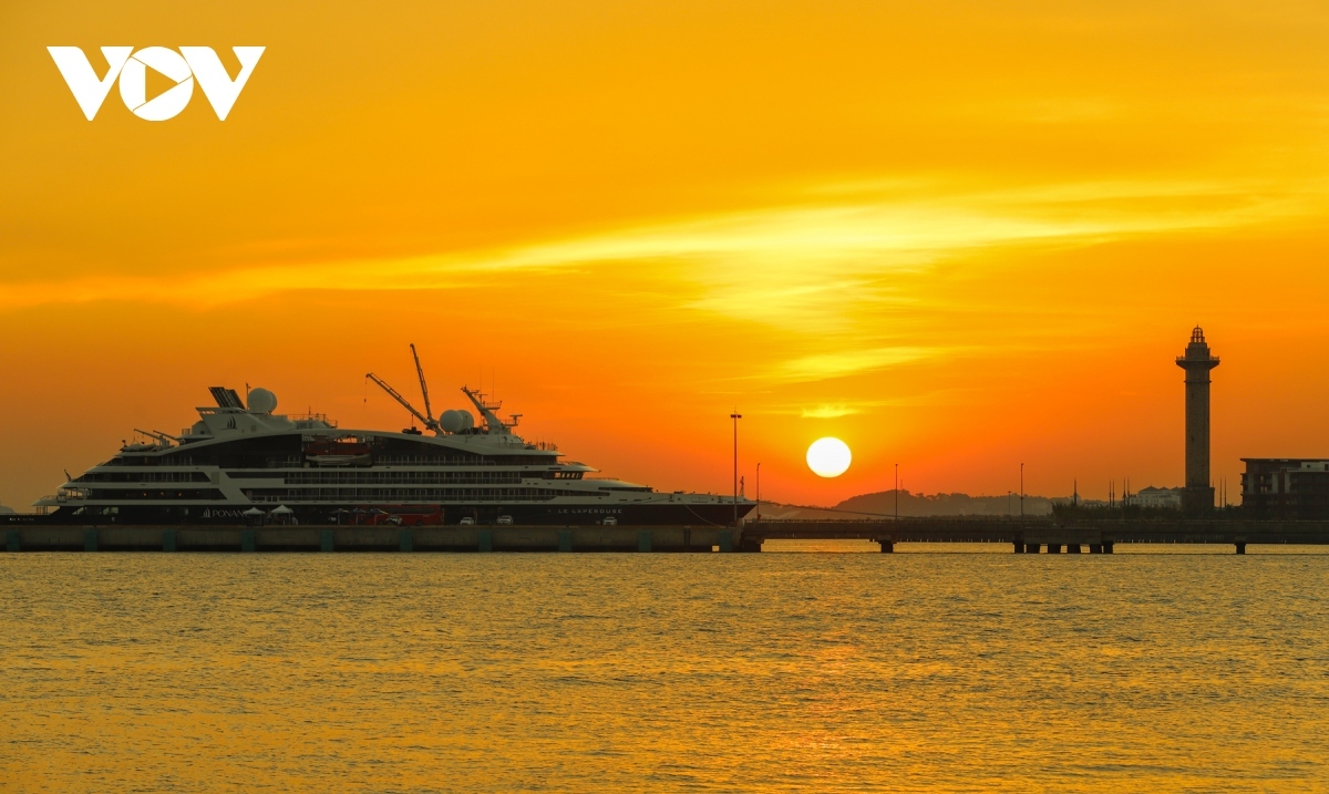 Ha Long Bay among stunning Asian seaside spots to watch sunrise and sunset