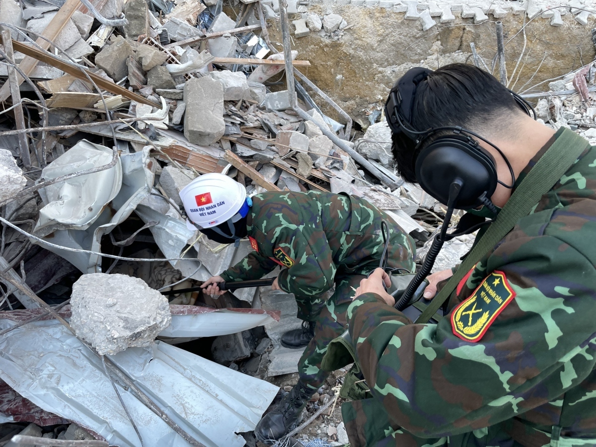 Vietnamese military rescuers position three quake victims in Turkey