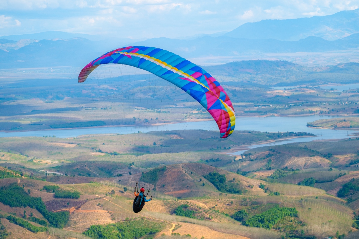 Foreign, domestic pilots compete at Kon Tum paragliding tournament