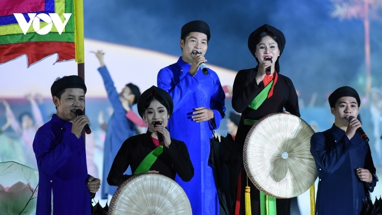 Hordes of people converge on Bac Ninh for Quan Ho folk singing Festival
