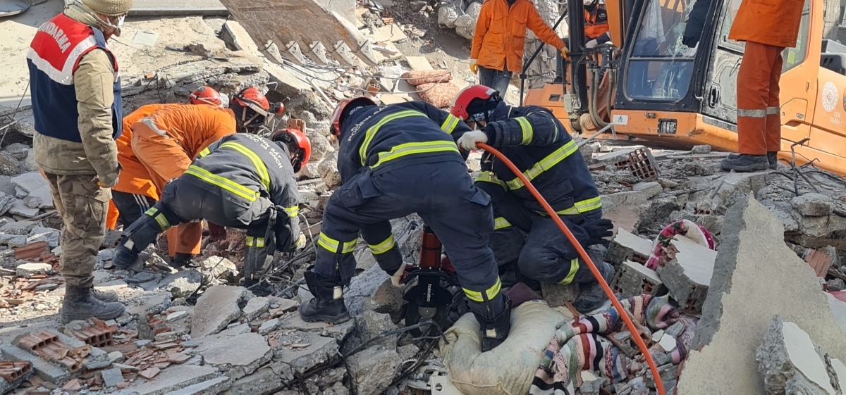 Vietnamese rescuers pull three dead bodies from rubble in Turkey