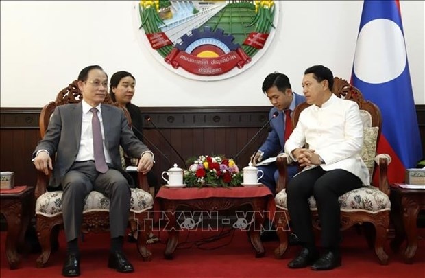 Senior Lao leaders receive Vietnamese Party delegation