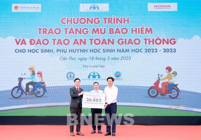 Honda presents 37,000 helmets to school children