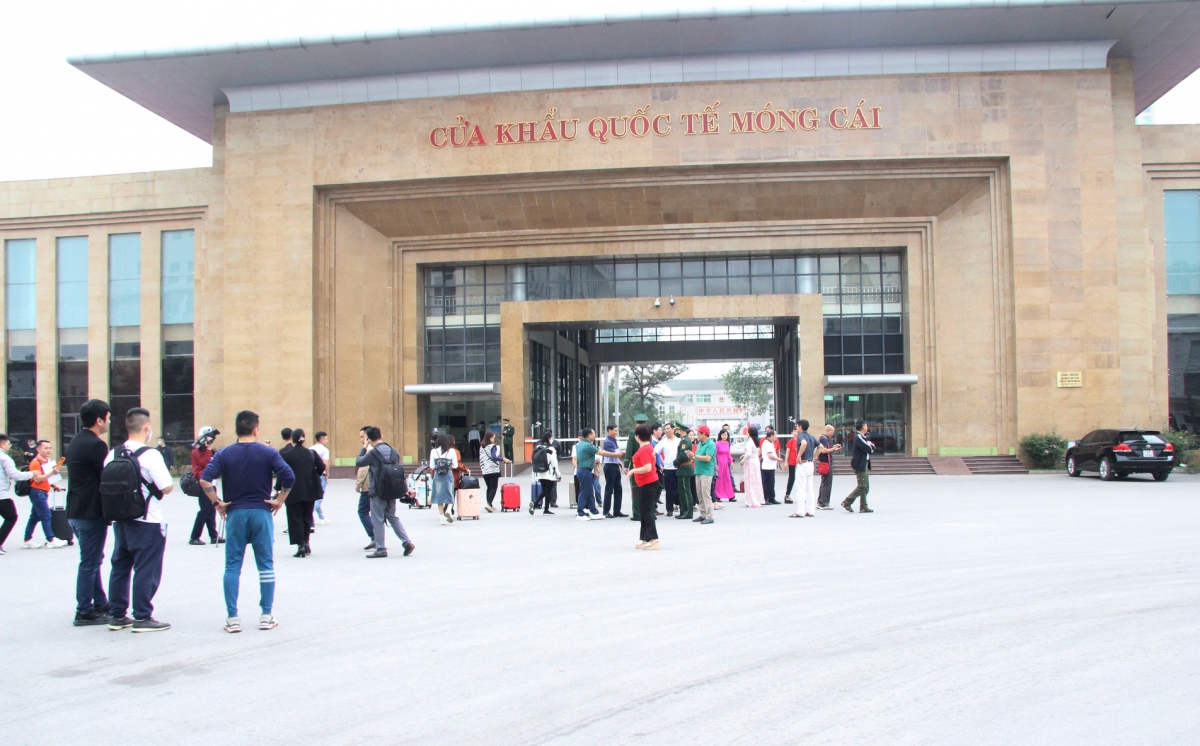 Quang Ninh welcomes first foreign tourist group via Mong Cai border gate