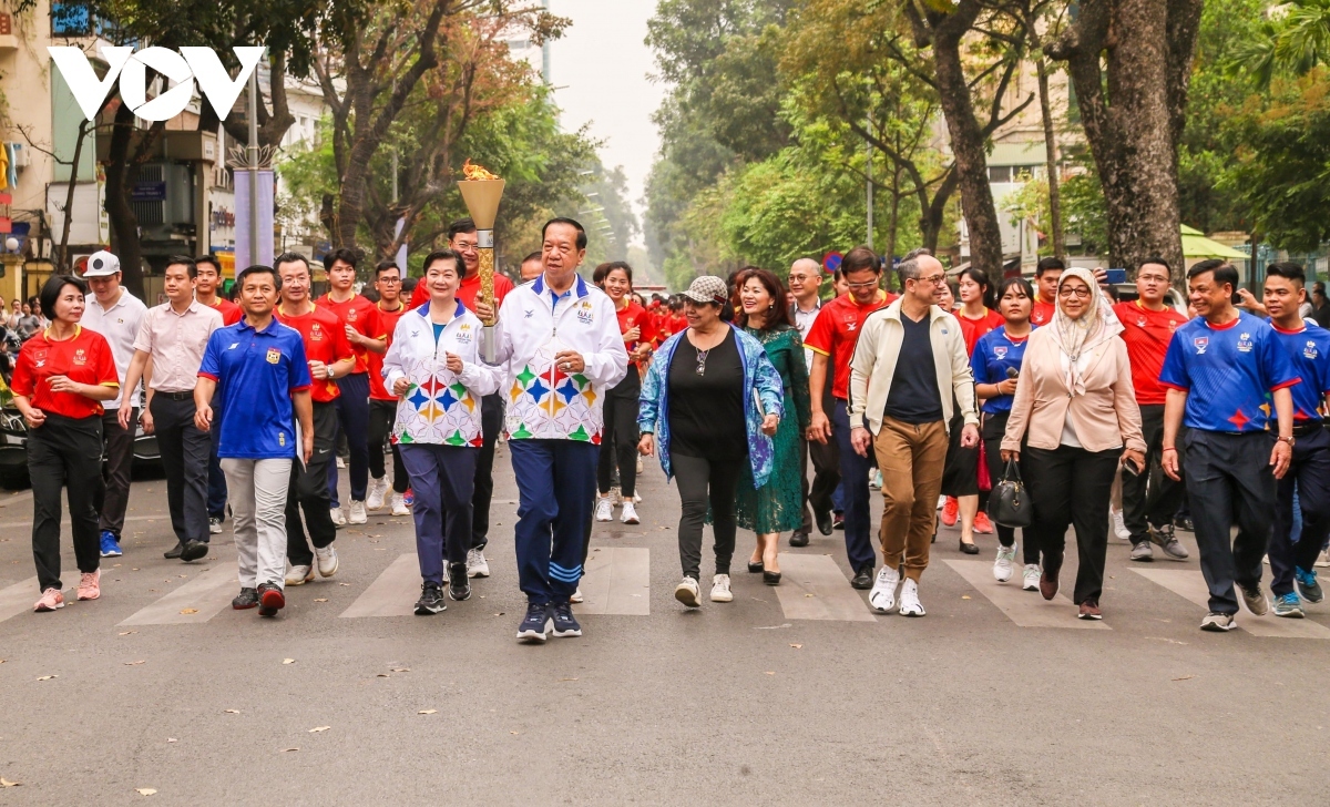 Hundreds of athletes join SEA Games 32 torch relay in Vietnam