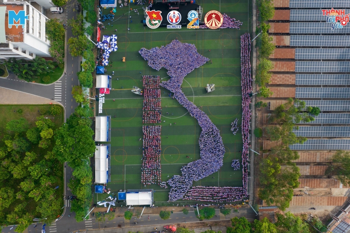 5,223 students gather to form giant map of Vietnam