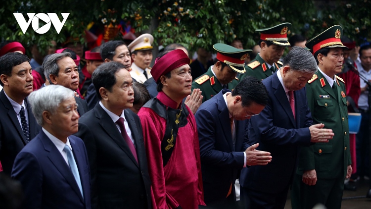 State President offers incense to Vietnamese ancestors