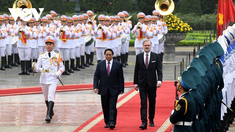 Czech PM Petr Fiala warmly welcomed in Hanoi on official visit